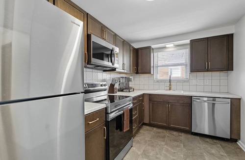 Bellevue Apartment | Modern 2 BR Bellevue Retreat – Near Stadiums & Downtown