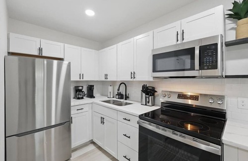 Haltom City Apartment | Modern 2BR 3rd Unit with Hot Tub