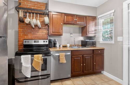 Bexley House | Modern 2BR Broadleigh Gem, Bright & Stylish