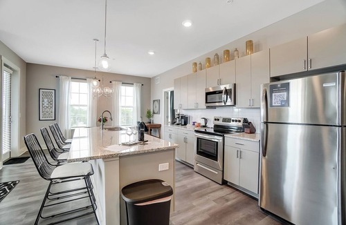 Columbus Apartment | Modern 2BR near OSU | Parking | Elevator | Secure