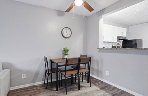 South Arlington Apartment | Modern 2BR townhome with full kitchen & dining
