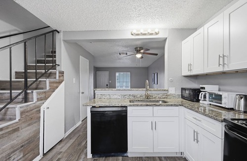 South Arlington Apartment | Modern 2BR townhome with full kitchen & dining
