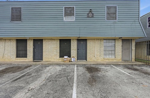 South Arlington Apartment | Modern 2BR townhome with full kitchen & dining
