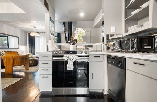 Old East Dallas Condo | Modern 3-bed loft with pool, courtyard, and prime walkable Dallas location.