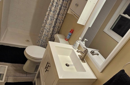 Howland Corners House | Modern 3-Bedroom Retreat in Howland - WiFi, Office & Fitness Space