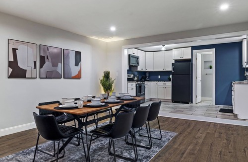 South Side House | Modern 3BR Skyline Retreat w/Rooftop Deck + Free Parking + Views