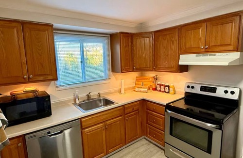 South Hills House | Modern 3BR Townhouse Close To Downtown Pittsburgh