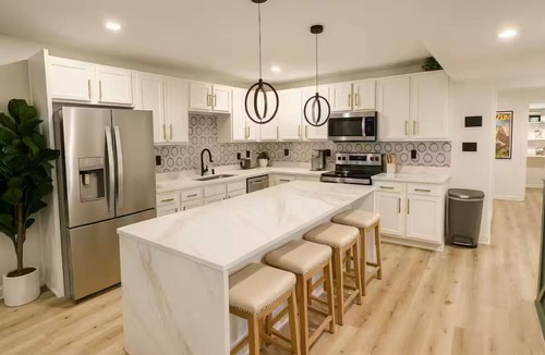 East Allegheny House | Modern 4BR Sleeps 13 with Rooftop 4 Bathrooms Garage Near PNC Park
