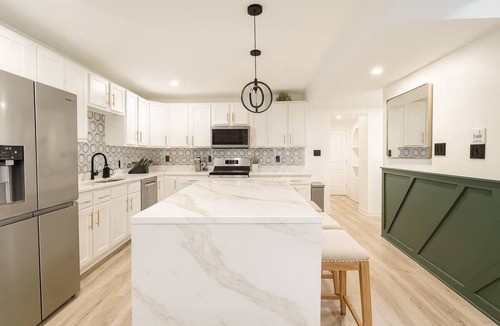 East Allegheny House | Modern 4BR Sleeps 13 with Rooftop 4 Bathrooms Garage Near PNC Park