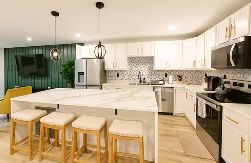 East Allegheny House | Modern 4BR Sleeps 13 with Rooftop 4 Bathrooms Garage Near PNC Park