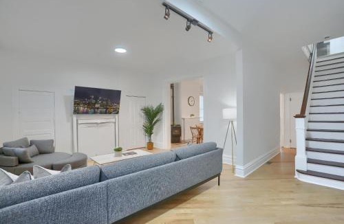Pittsburgh House | Modern and Spacious Four Bedroom House in Pittsburgh with Parking
