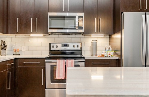 Beachwood Apartment | Modern Apartment in Prime Location (ID2685X5)