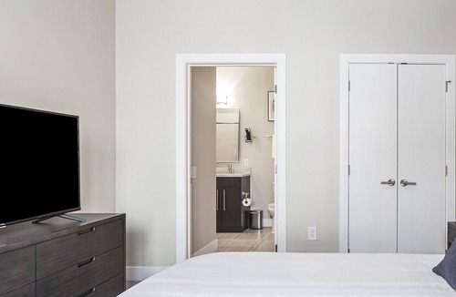 Beachwood Apartment | Modern Apartment in Prime Location (ID9659X91)