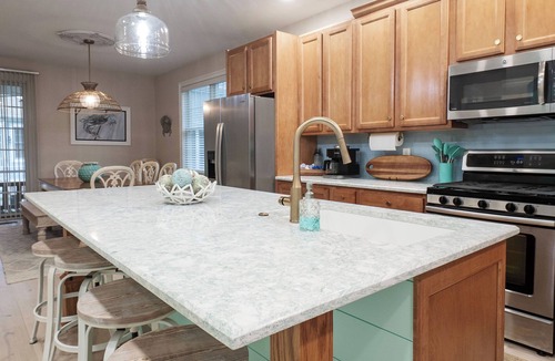The Commons House | Modern Bayside Villa: Ideal for Family and Golf