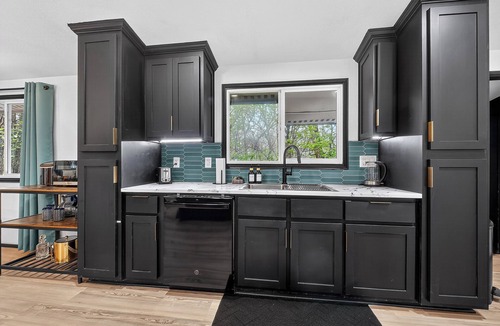 Bella Vista House | Modern Bella Vista Retreat- Game Room, Fire Pit, Pet Friendly - Sleeps 10