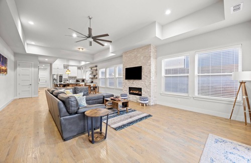 Old East Dallas House | Modern Biz-Friendly Duplex mins to DT/Convention Center W/Ping Pong & More!