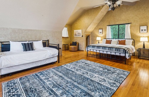 Oak Cliff Cabin | Modern Cabin Getaway in the Heart of Dallas