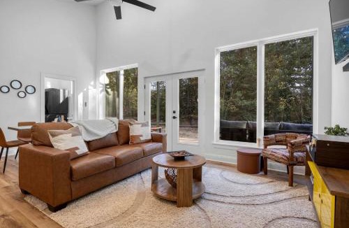 Tyler House | Modern Cabin Retreat Easy Drive to Canton and Tyler