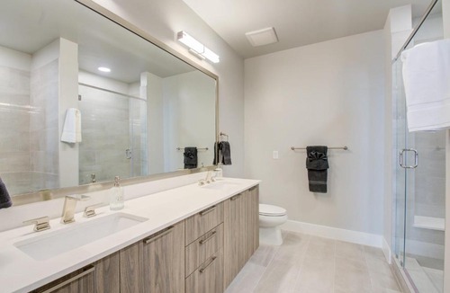 Greater Heights Apartment | Modern Chic 3BR in Houston Heights by Stay Gia