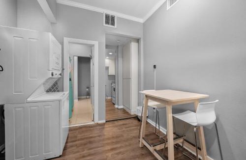 Neartown Apartment | Modern & Chic Montrose Studio - Prime Location & Free Parking