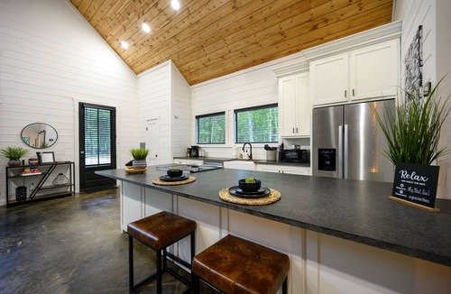 Broken Bow Cabin | Modern Couples Getaway
