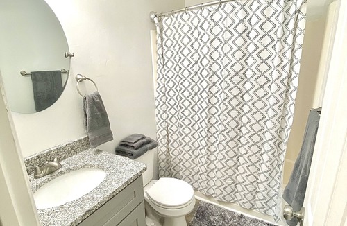 Northwest House | Modern, cozy, Townhouse Centrally Located!