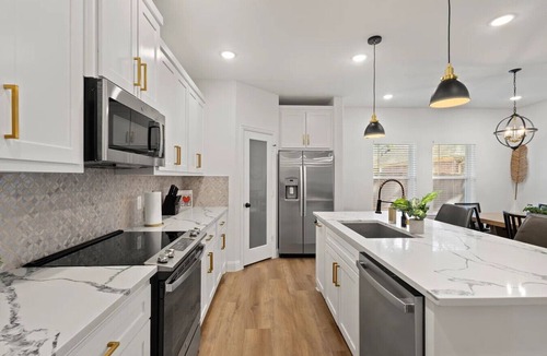 West Dallas House | Modern Dallas Getaway | Sleeps Big | Brand New Build