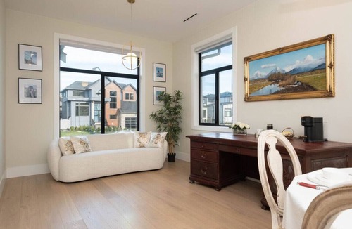 Langley House | Modern Executive Retreat 3 Bedrooms in Langley