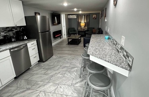 Geneva-on-the-Lake Apartment | Modern Family Retreat Near Lake & Wineries