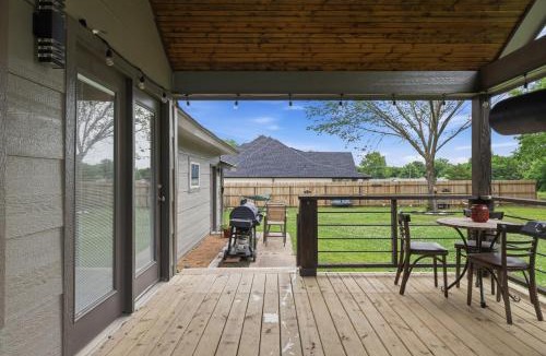 Tulsa House | Modern Farmhouse 3BR Tulsa Oasis home