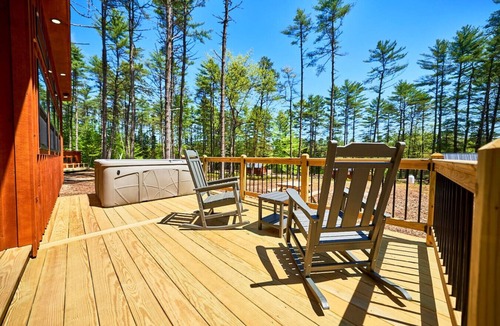 Oxford Cabin | Modern Forest Cabin w/Private Hot Tub & Fire Pit