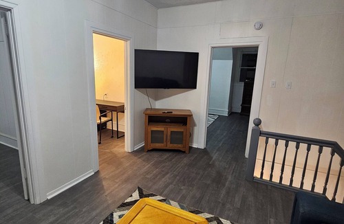 Franklin Apartment | Modern Franklin Apartment Near Historic Downtown