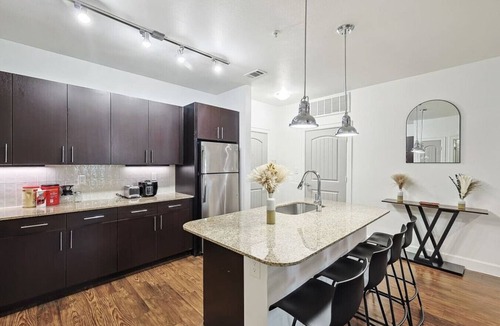 Frisco Apartment | Modern Frisco 2BR Retreat Close to Shopping & Corporate Centers