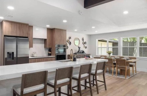 Grand Prairie House | Modern house by ATT,6 flags-DFW-downtown Dallas