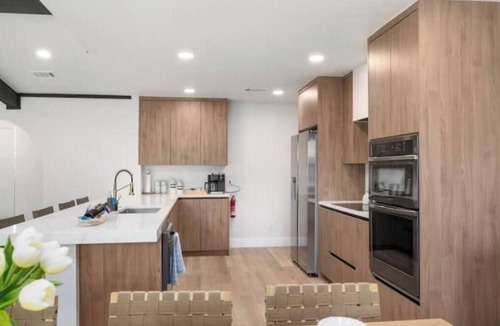 Grand Prairie House | Modern house by ATT,6 flags-DFW-downtown Dallas