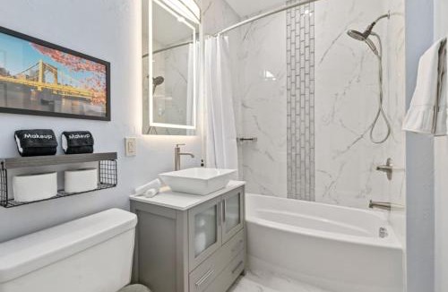 East Liberty Apartment | Modern King Bed Suite with Free Parking
