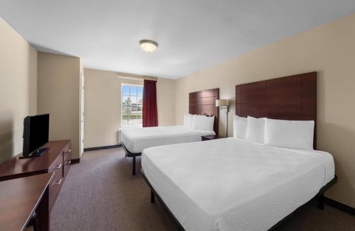 Pleasanton Hotel | Modern Kitchen Suite | 1 King Bed | Pleasanton TX Center