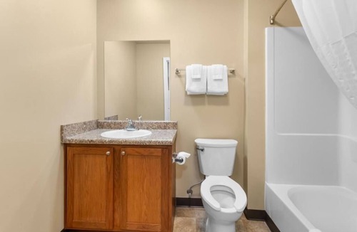 Pleasanton Hotel | Modern Kitchen Suite | 1 King Bed | Pleasanton TX Center
