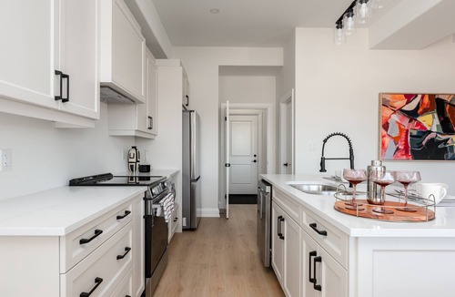 Niagara Falls House | Modern Luxury 4-bedroom House In Niagara Falls