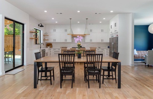 Richardson House | Modern Luxury Home on .5 Acres 30 Min. from MAJOR INTERNATIONAL SPORTING EVENT Stadium - sleeps 15!