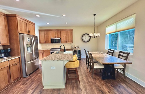 Epworth House | Modern Mountain Chalet - HOT TUB, Free WiFi, Ample Parking, Indoor/Outdoor Games