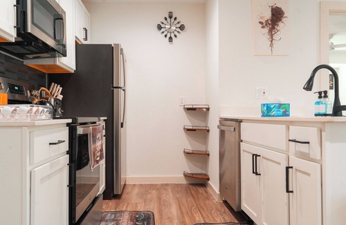 Oak Lawn Apartment | Modern Oaklawn Retreat - Medical Districtict & DT