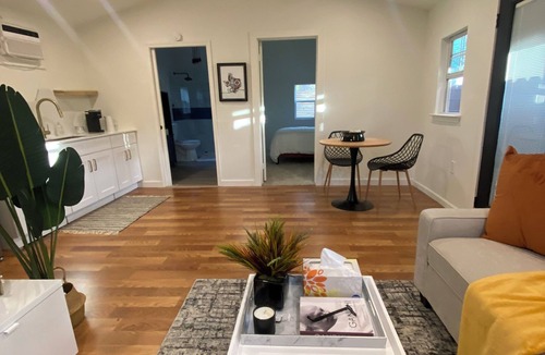 Oak Cliff House | Modern One bedroom Near Bishops Arts District