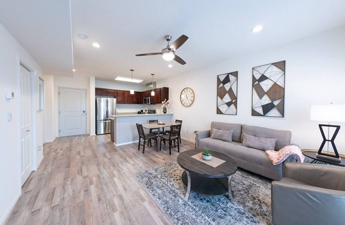 Katy Condo | Modern One Bedroom + Study private condo unit|2P