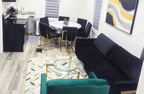 Niagara Falls Apartment | Modern & Renovated 4 Bedroom Apt - 5 min walk to the Falls