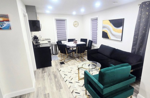 Niagara Falls Apartment | Modern & Renovated 4 Bedroom Apt - 5 min walk to the Falls