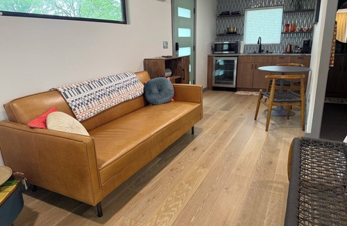 Bastrop Cabin | ~Modern River Valley Retreat with Private Hot Tub, walkable to Downtown Bastrop