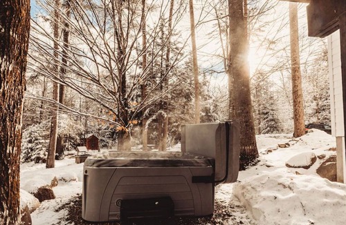 Bethel Cabin | Modern Ski Cabin with King Beds & Hot Tub sleeps 9