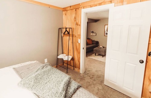 Bethel Cabin | Modern Ski Cabin with King Beds & Hot Tub sleeps 9