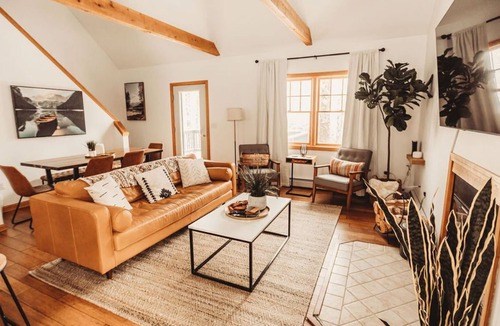 Bethel Cabin | Modern Ski Cabin with King Beds & Hot Tub sleeps 9